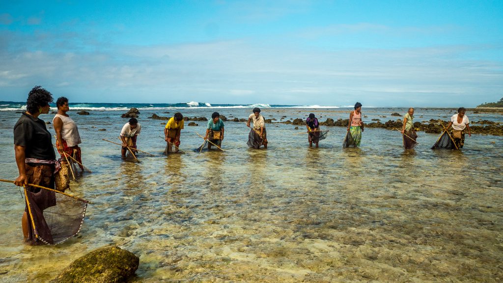 femmes de tikopia qui pêchent