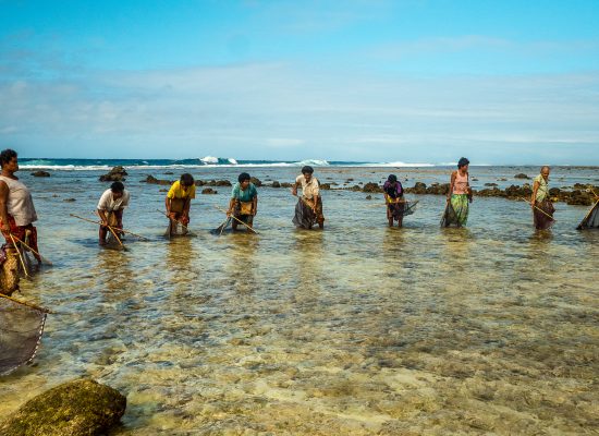 femmes de tikopia qui pêchent